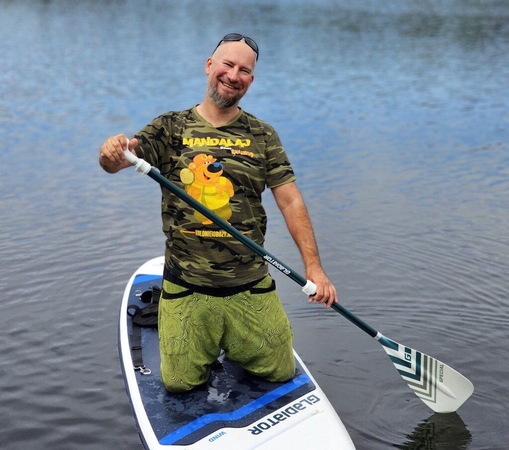 Wynajmij domek na wodzie z deskami SUP