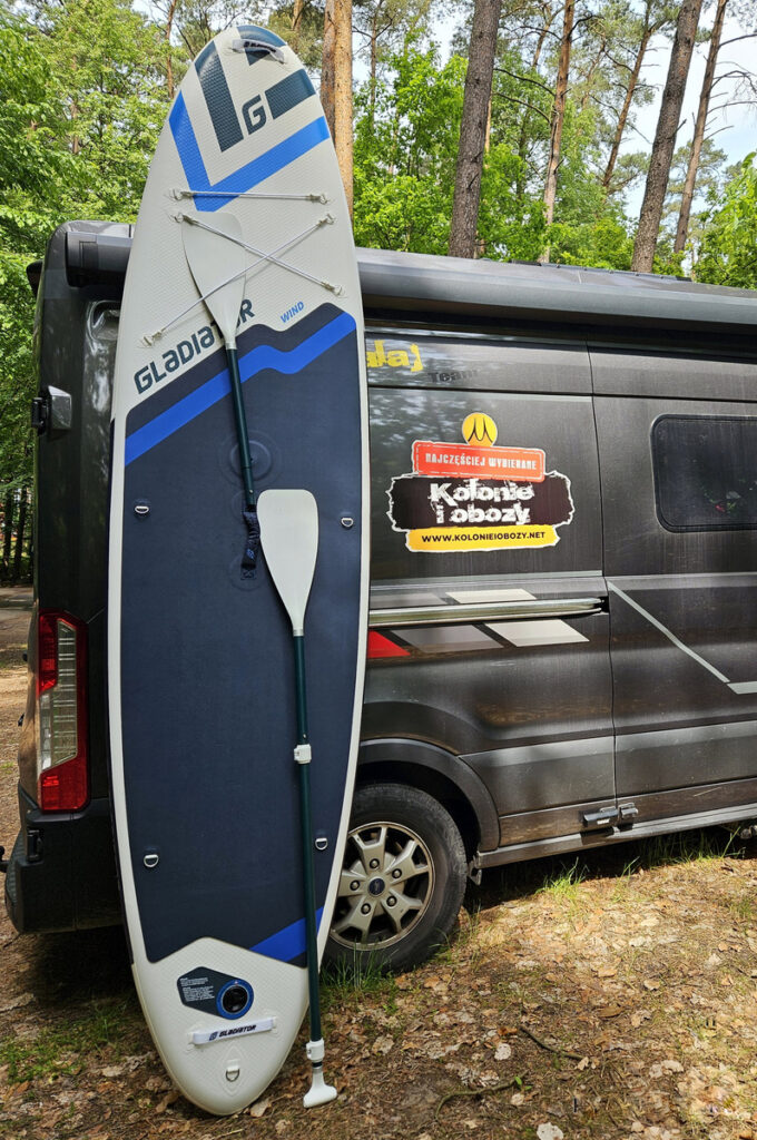 Domek na wodzie z deskami SUP