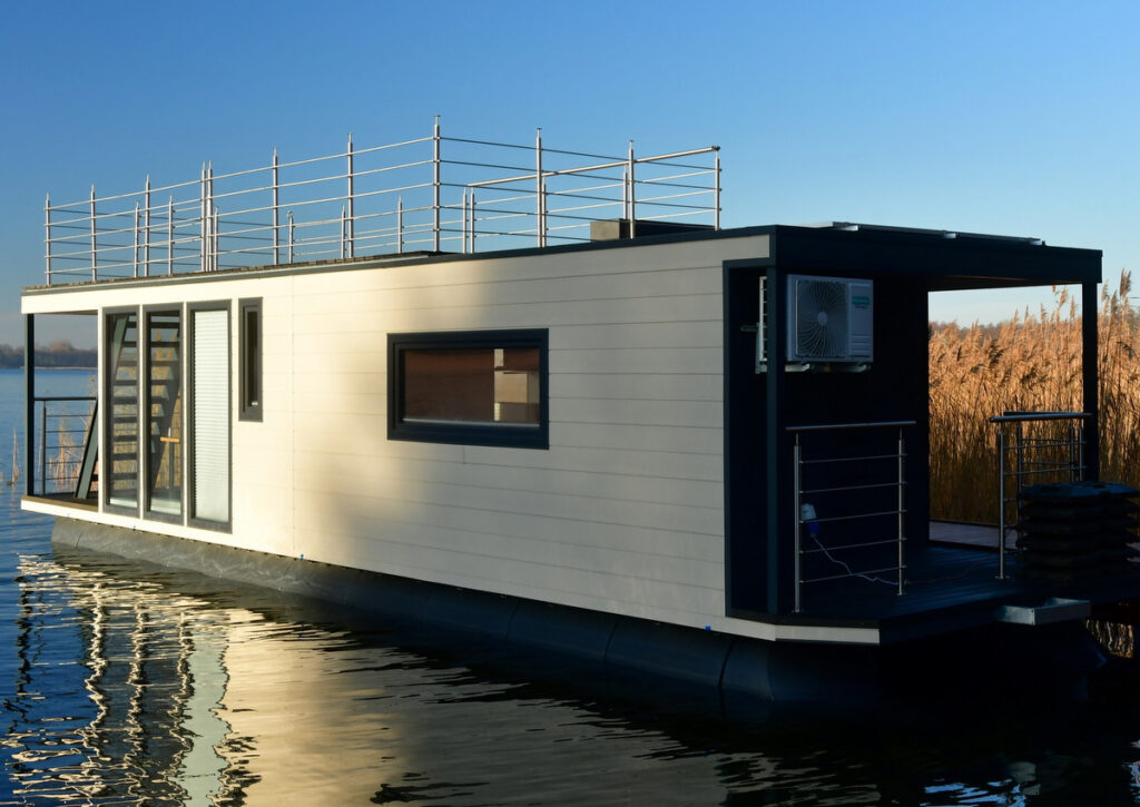 Nowoczesny domek na wodzie widok z zewnątrz