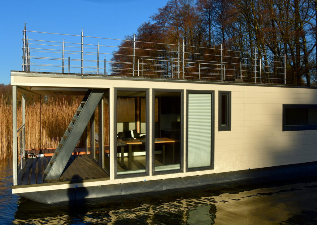 Nowoczesny domek na wodzie widok z zewnątrz