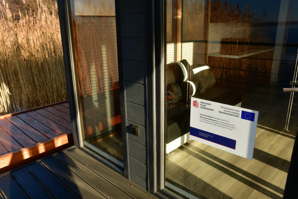 Nowoczesny domek na wodzie Mandalaj.HOUSE