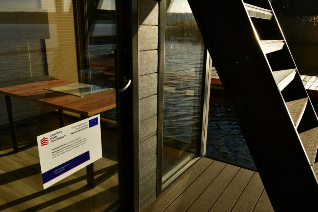 Nowoczesny domek na wodzie