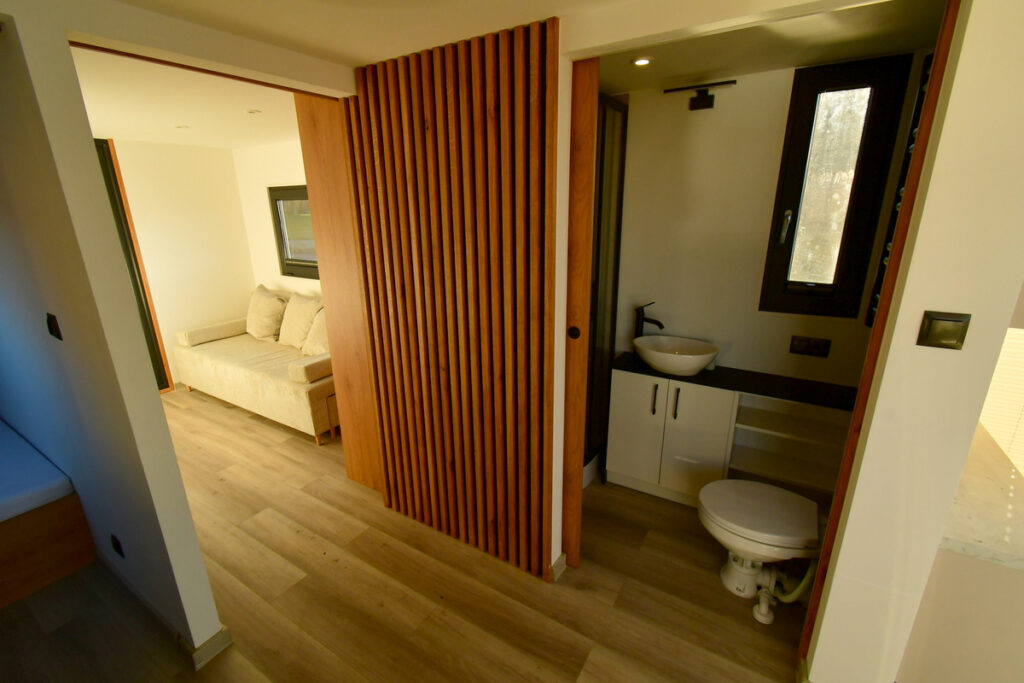 Wnętrza domku na wodzie Mandalaj.HOUSE