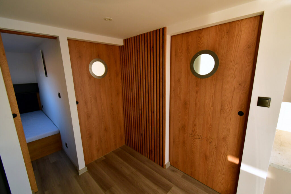 Wnętrze domku na wodzie, drzwi z bulajami