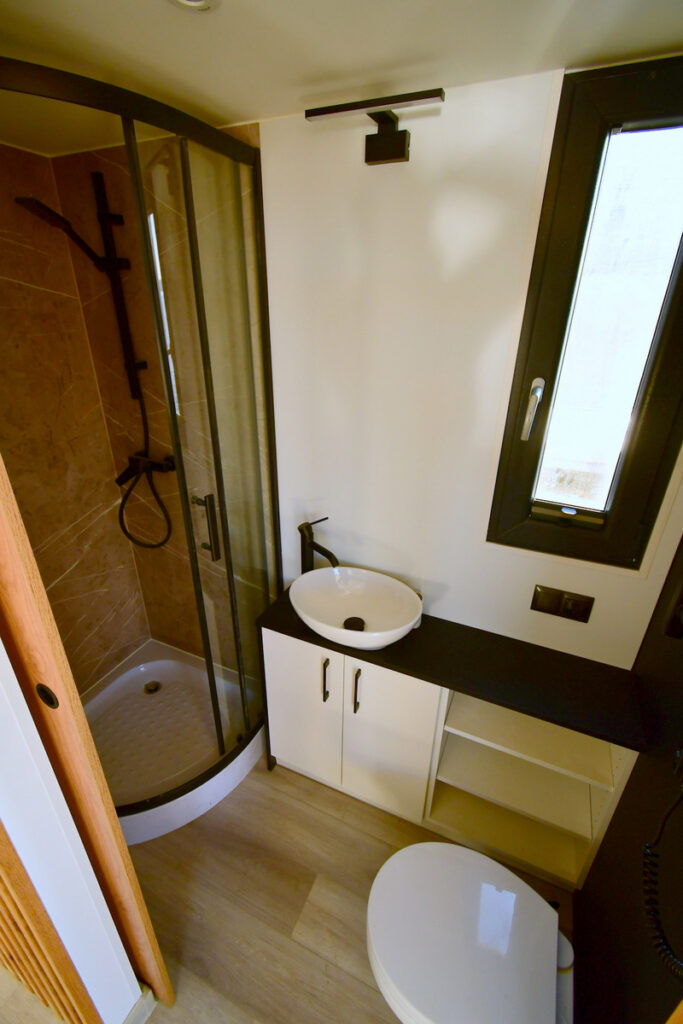 Nowoczesny domek na wodzie - łazienka