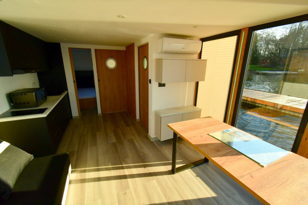 Wnętrze domku na wodzie Mandalaj.HOUSE