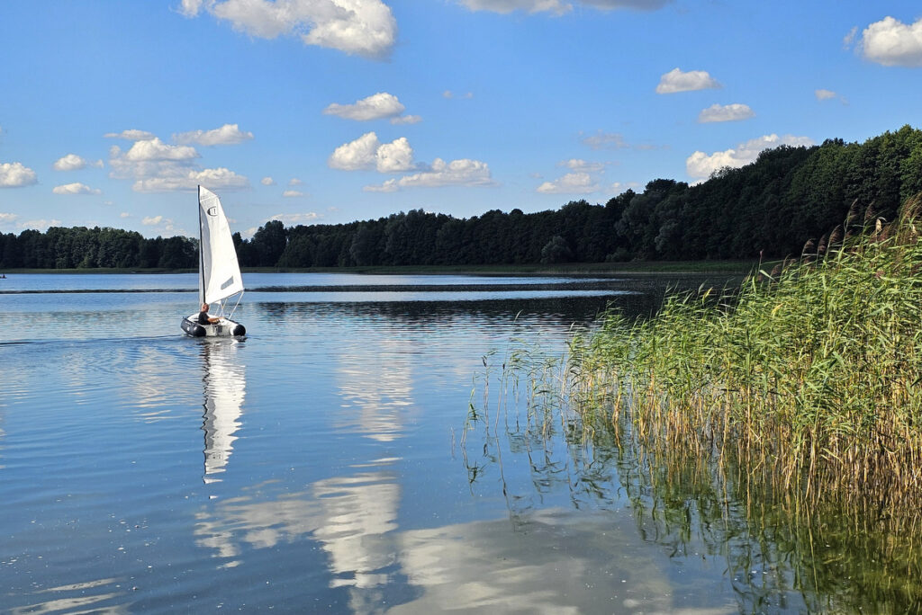 Wynajmij domek na wodzie Mandalaj.House - w naszej wypożyczalni znajdziesz SUPy, rowery elektryczne czy żaglówki DinghyGo