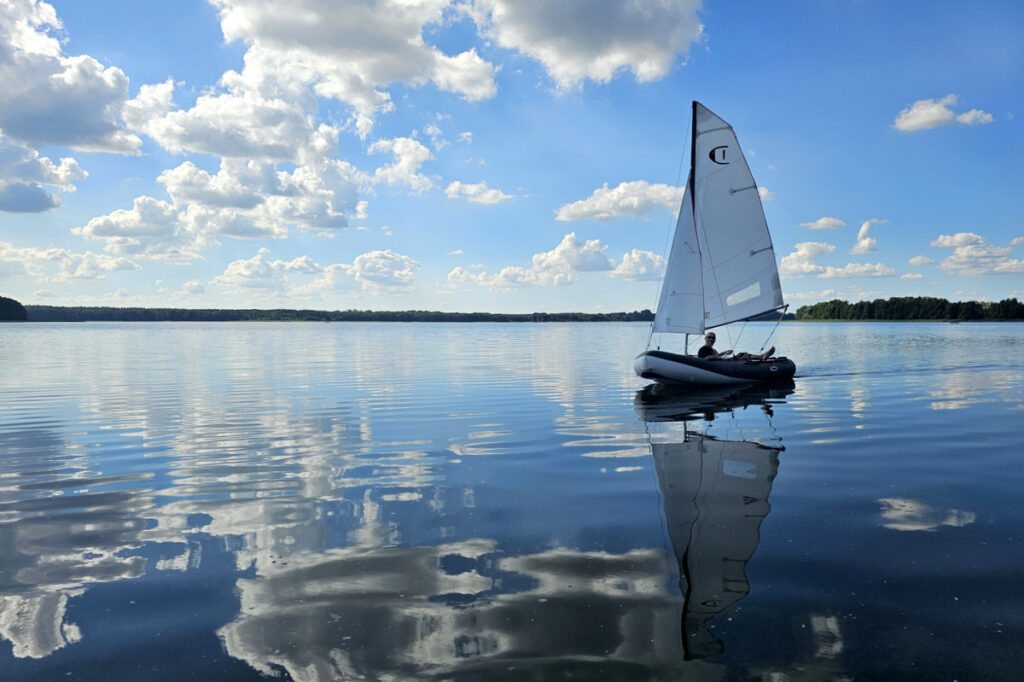 Testujemy żaglówkę DinghyGo, która w sezonie będzie w naszej wypożyczalni Mandalaj.HOUSE