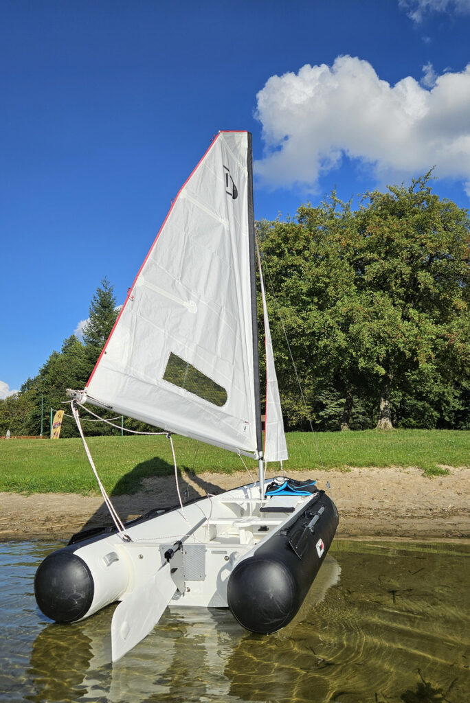 Żaglówka dmuchana DinghyGO - wypożyczalnia Mandalaj.HOUSE - domek na wodzie