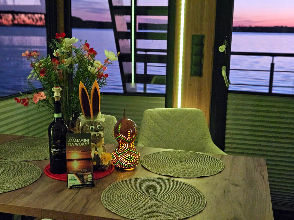 Apartament na wodzie wiosną.